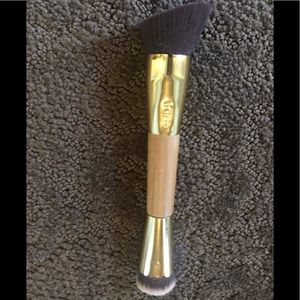 TARTE makeup brush... NEW!